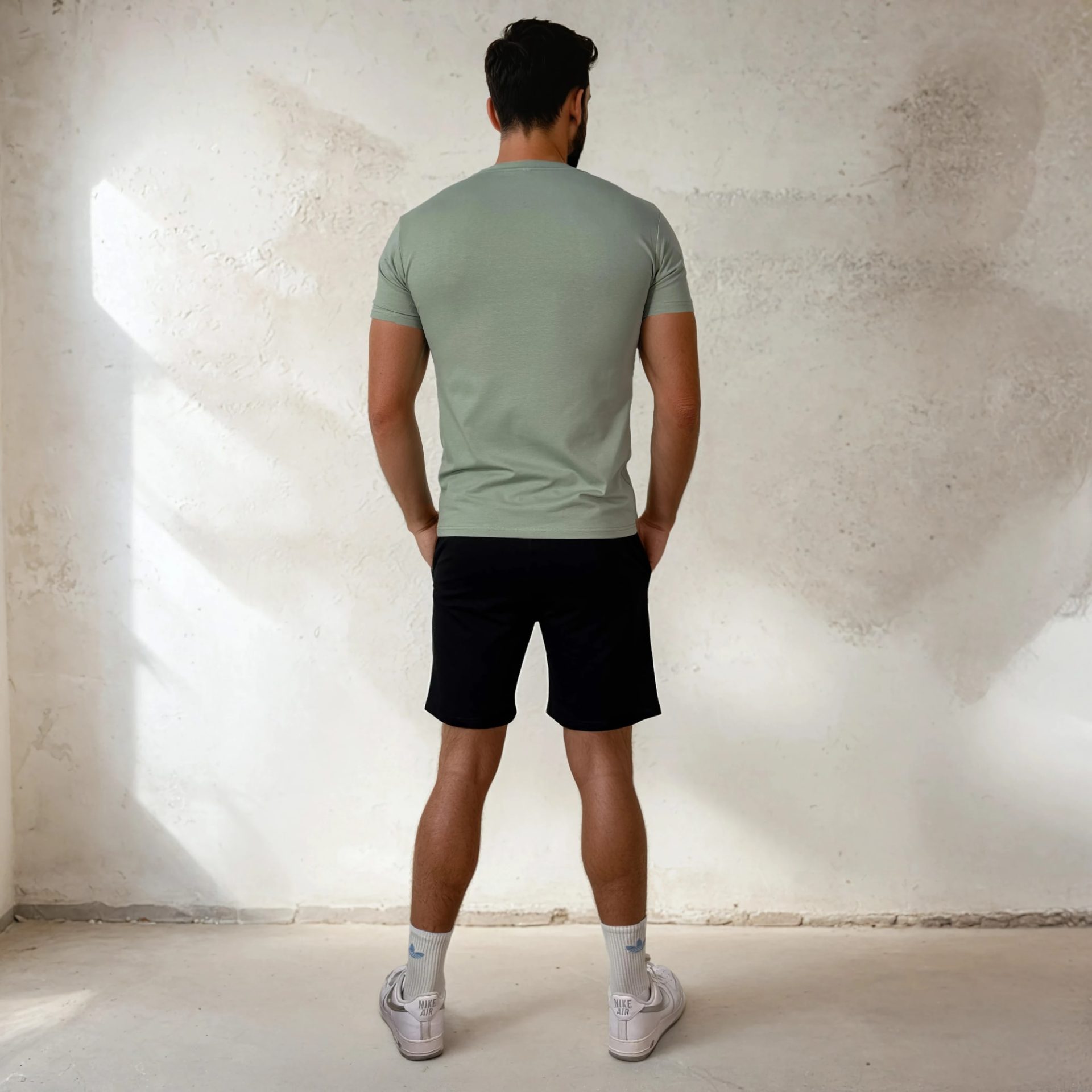 Model - YV MOTION - short en v-shirt - groen - man - achter YV MOTION – V-shirt for him - Afbeelding 3