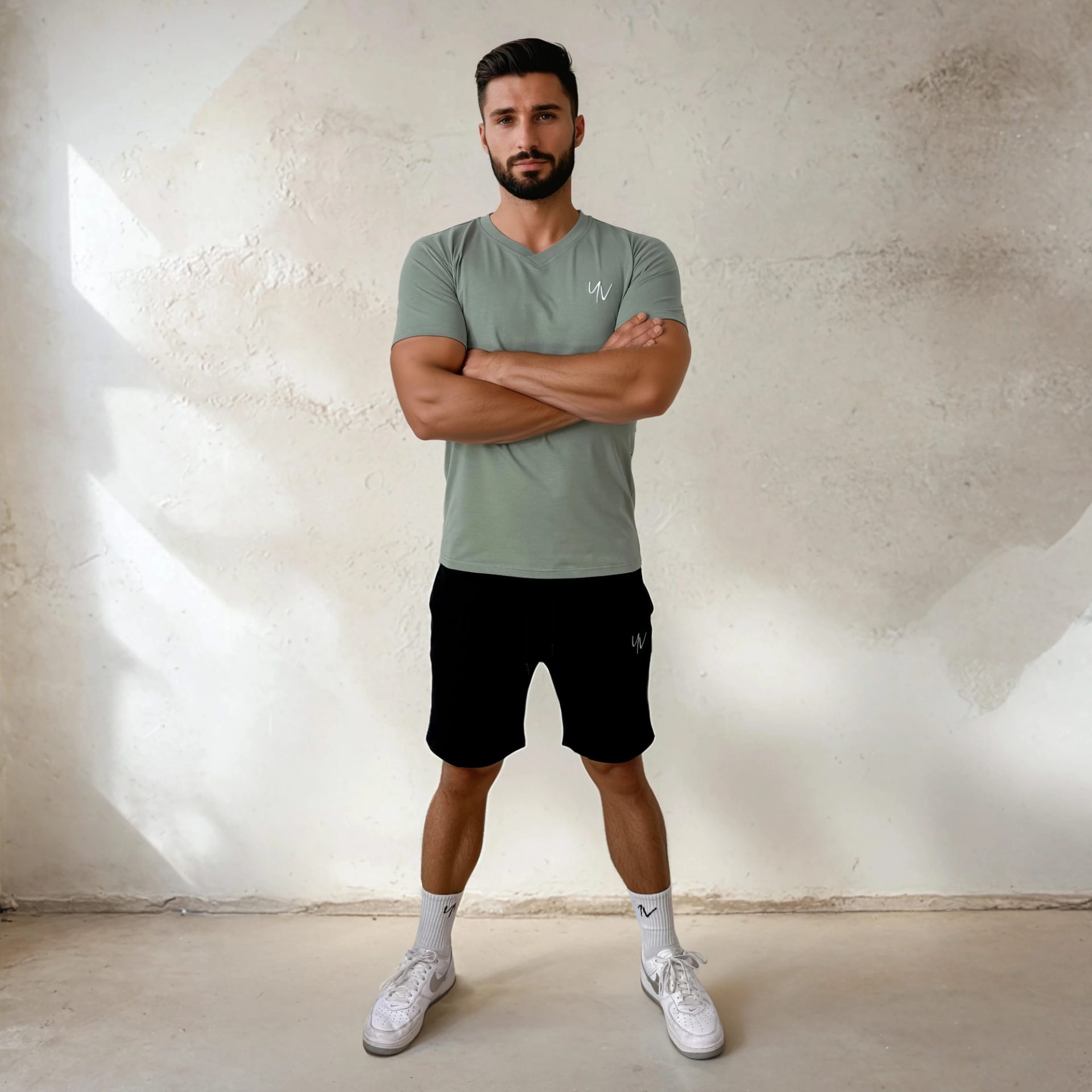 Model - YV MOTION - short en v-shirt - groen - man - totaal YV MOTION – V-shirt for him - Afbeelding 11