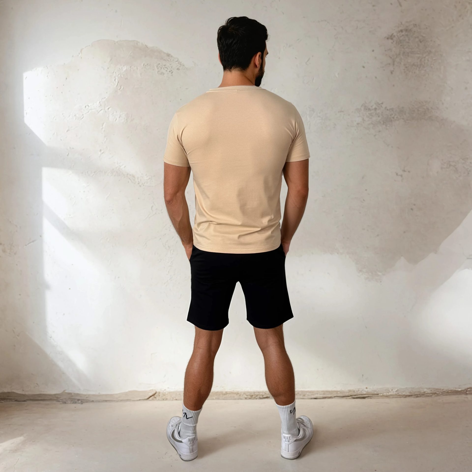 Model - YV MOTION - short en v-shirt - kaki - man - achter YV MOTION – V-shirt for him - Afbeelding 10