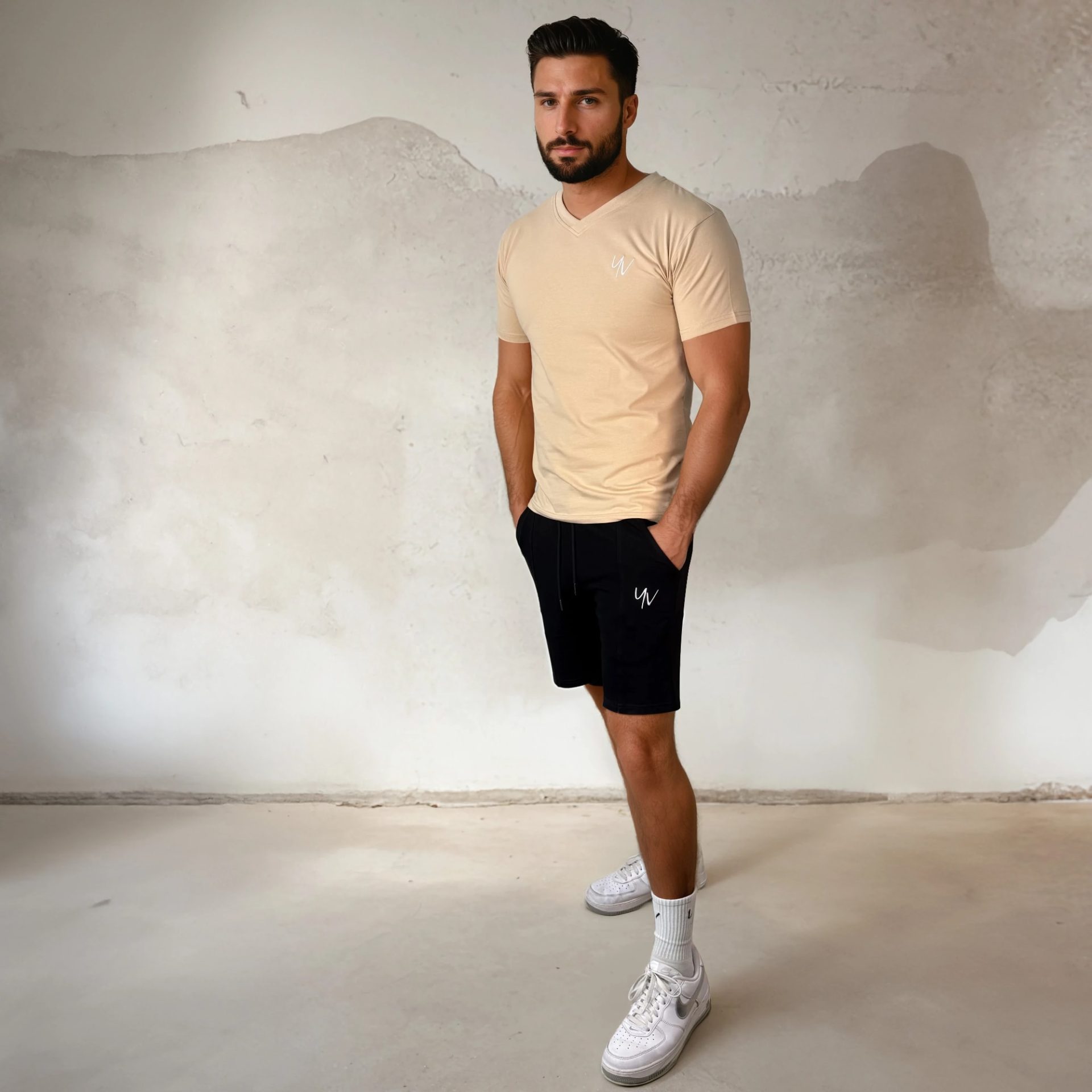 Model - YV MOTION - short en v-shirt - kaki - man - totaal 2 YV MOTION – V-shirt for him - Afbeelding 8