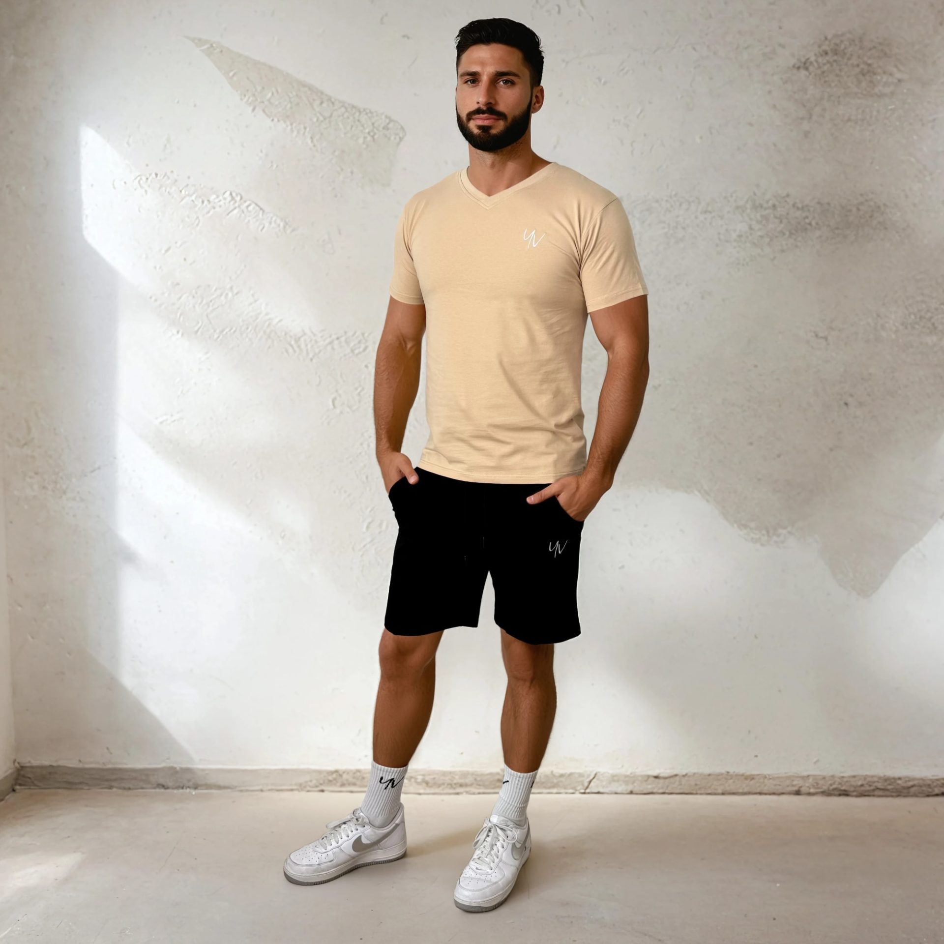 Model - YV MOTION - short en v-shirt - kaki - man - totaal 3 YV MOTION – V-shirt for him - Afbeelding 12