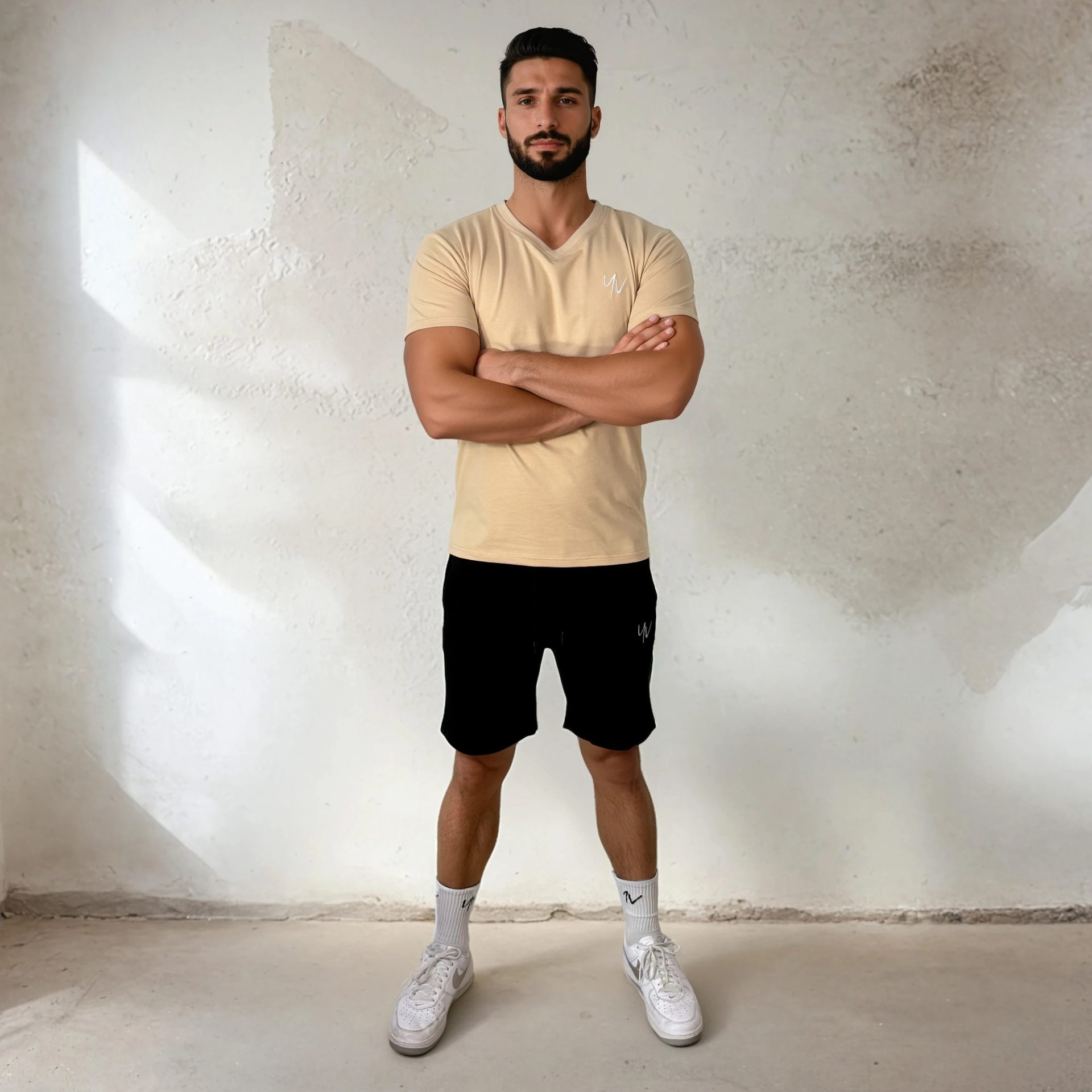 Model - YV MOTION - short en v-shirt - kaki - man - totaal 4 YV MOTION – V-shirt for him - Afbeelding 2