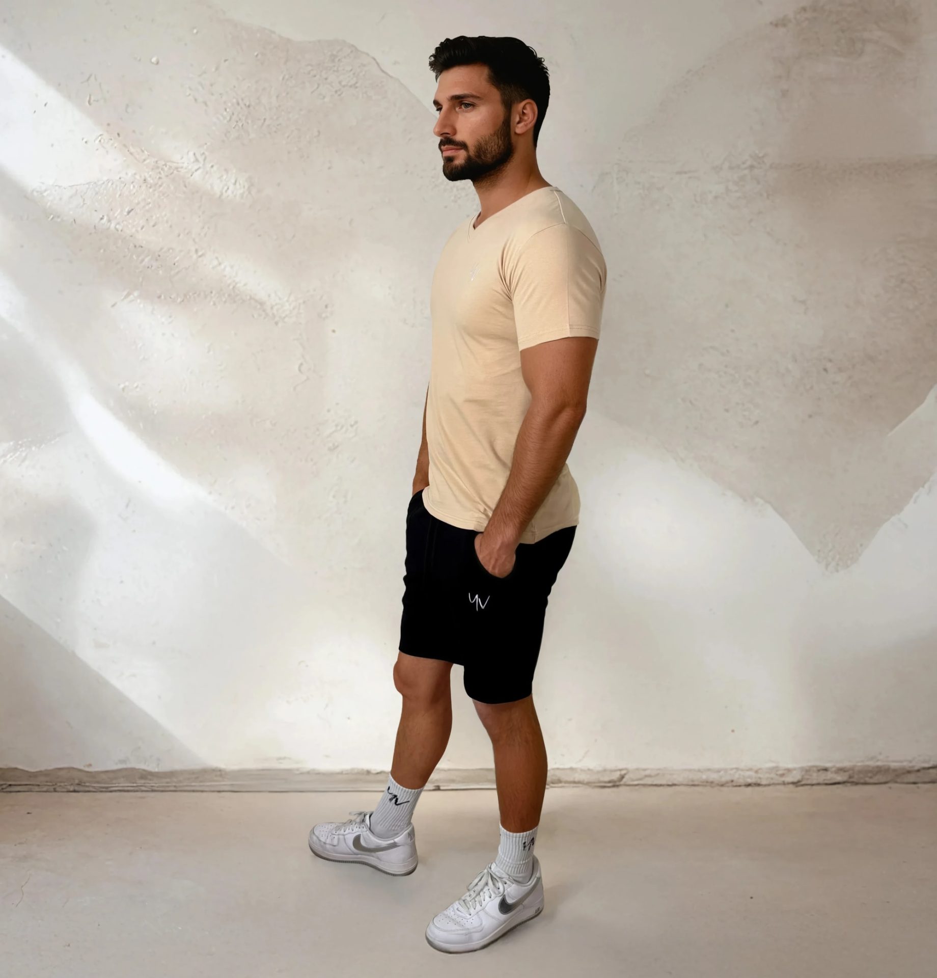 Model - YV MOTION - short en v-shirt - kaki - man - zij YV MOTION – V-shirt for him - Afbeelding 4