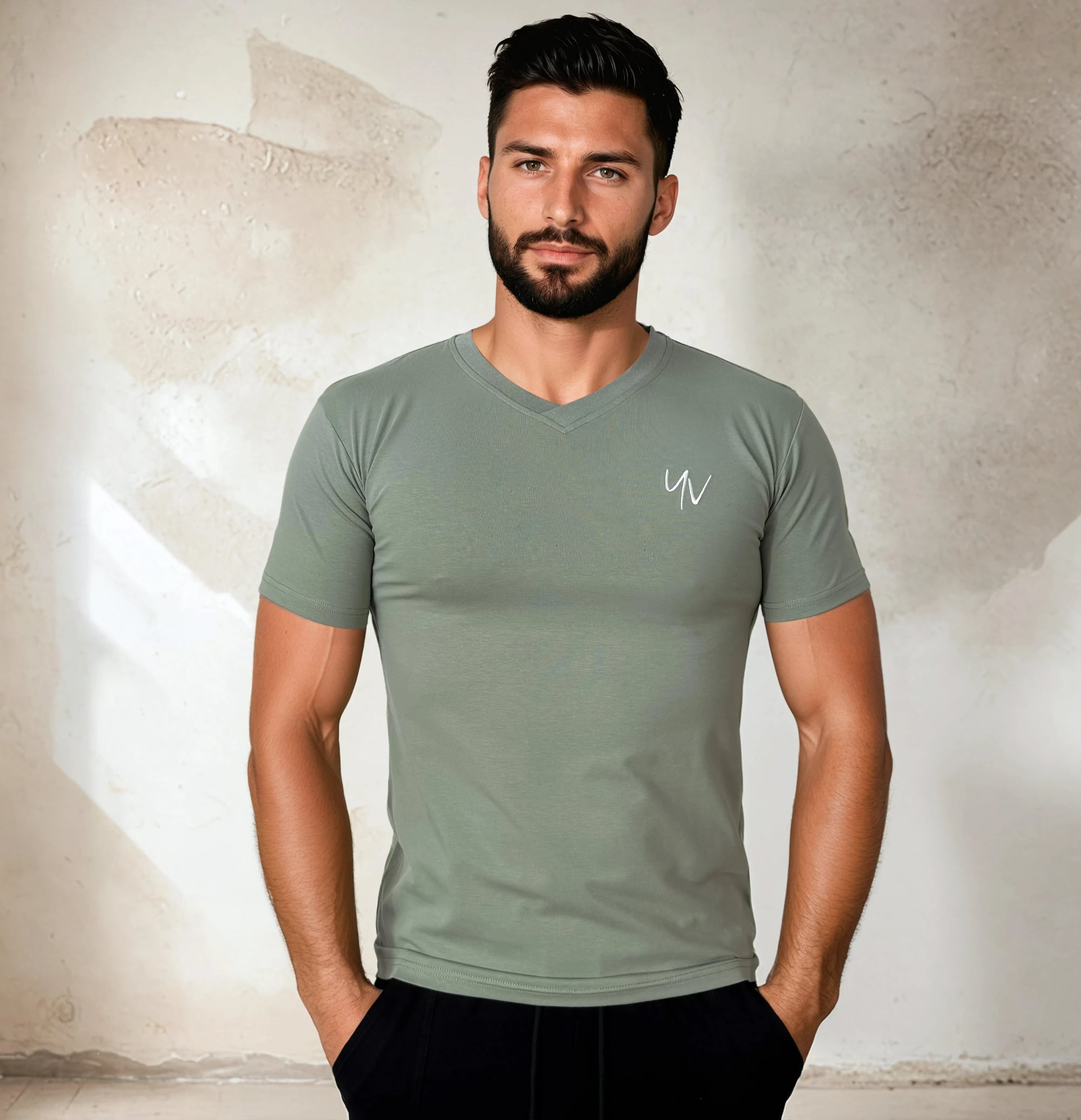 Model - YV MOTION - v-shirt - groen - man - close YV MOTION – V-shirt for him - Afbeelding 7