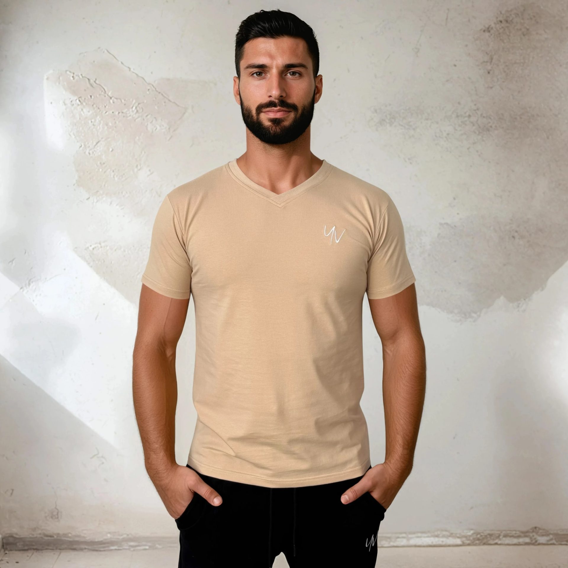 Model - YV MOTION - v-shirt - kaki - man - close YV MOTION – V-shirt for him - Afbeelding 6